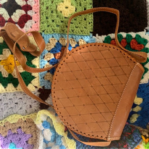 Vintage tooled leather crossbody bag with flower design and adjustable strap - Picture 4 of 9